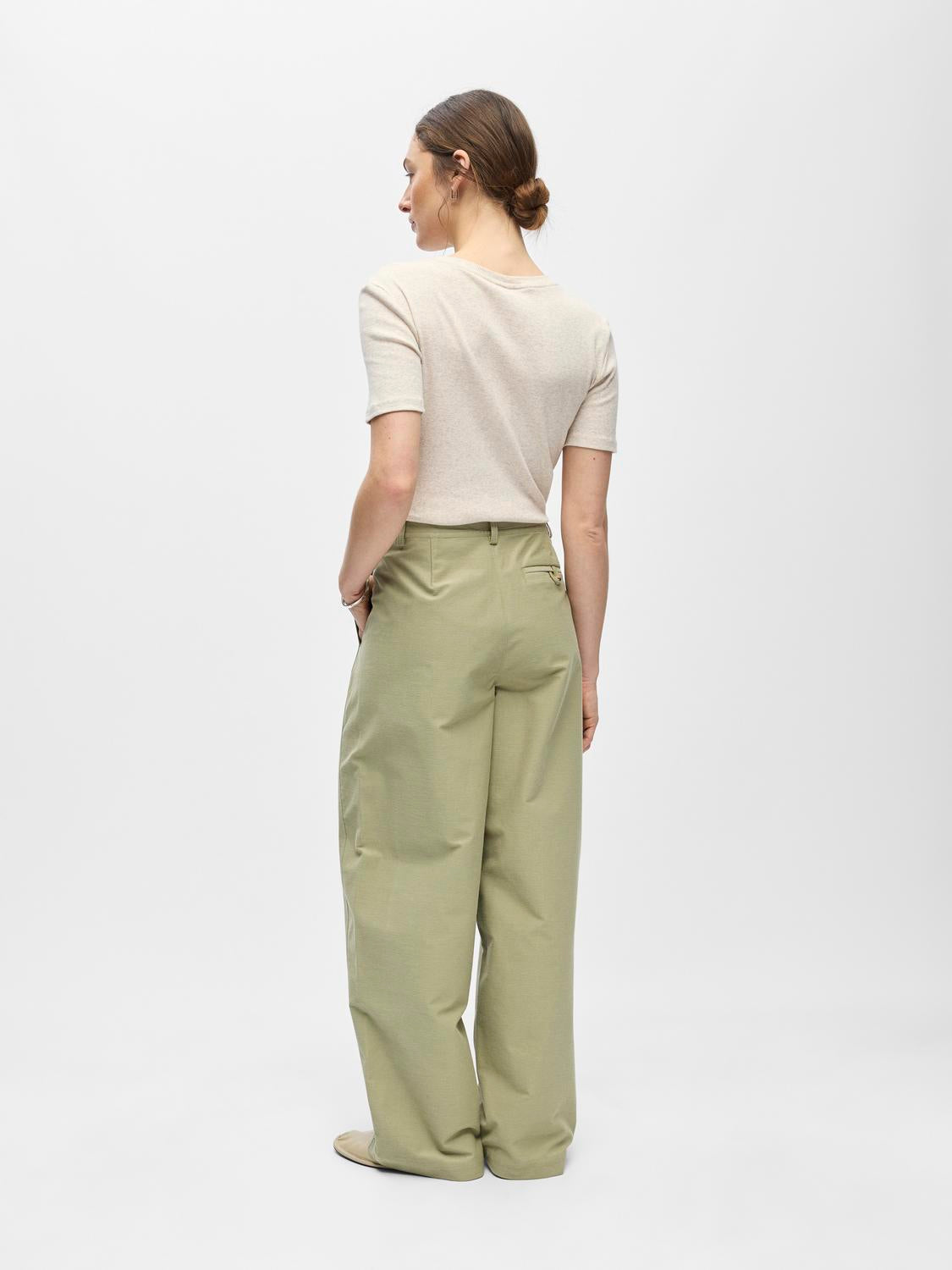 model_shot-back
